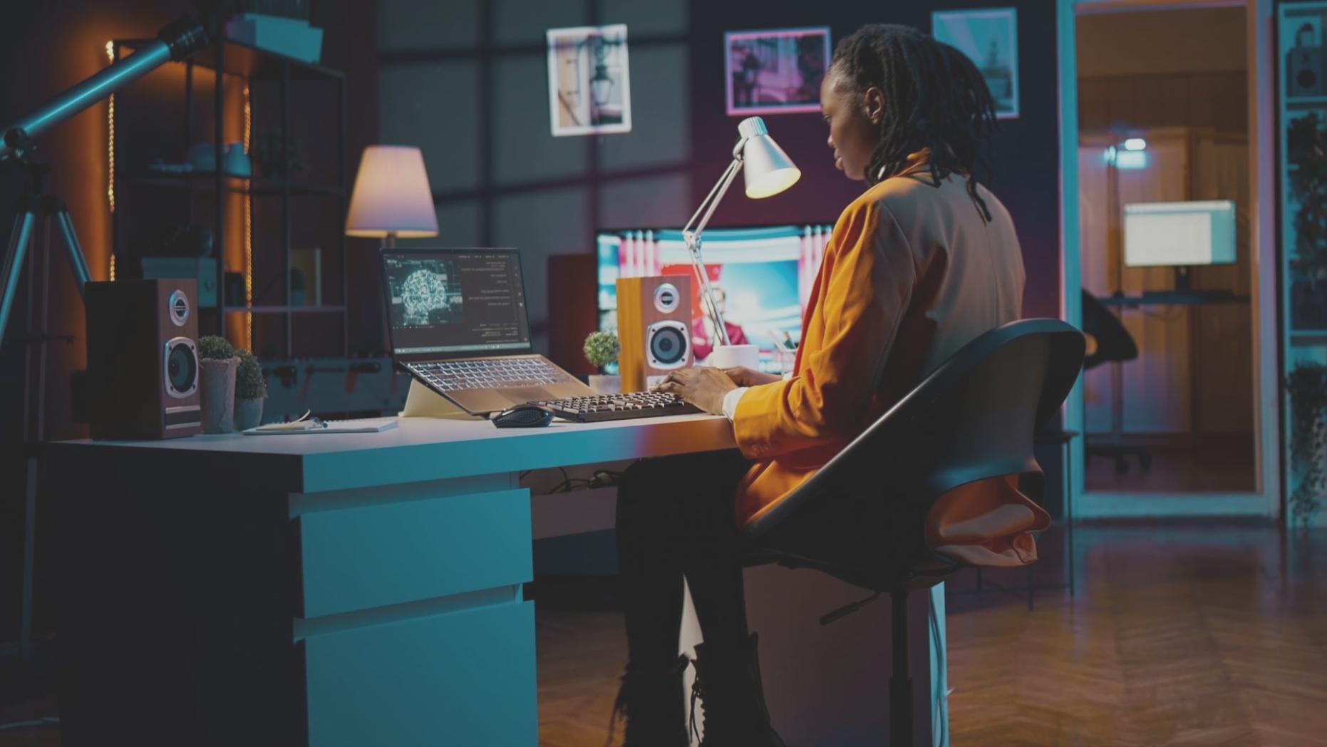 Team che collabora su architettura software con diagrammi e codice