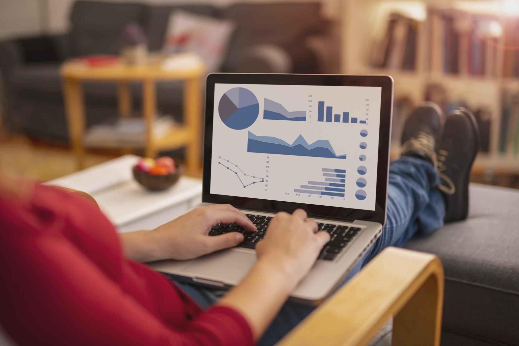 Sviluppatore al lavoro su codice complesso con multiple finestre aperte