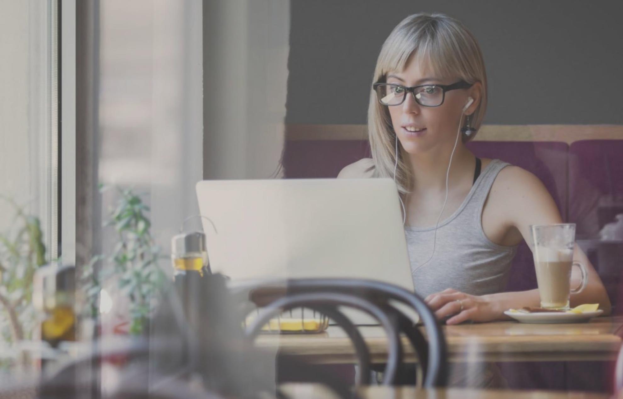 Ambiente di lavoro per sviluppo software con strumenti professionali