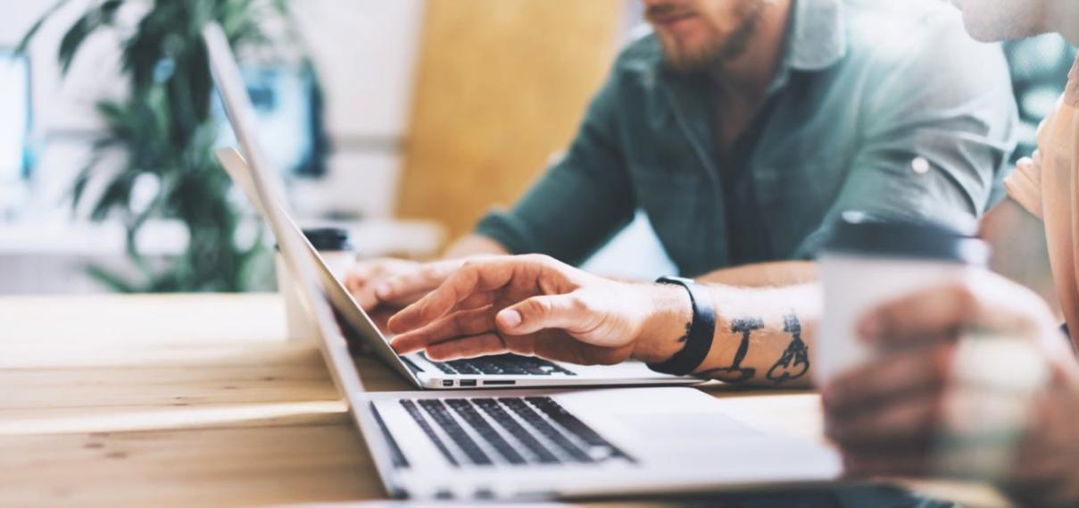 Ambiente di sviluppo professionale con strumenti moderni